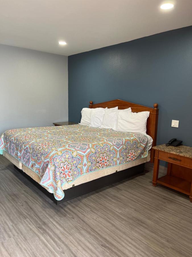 Budget Inn Hallettsville Exterior photo