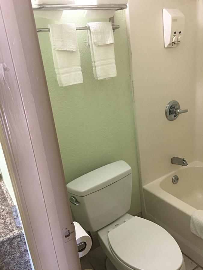 Budget Inn Hallettsville Exterior photo